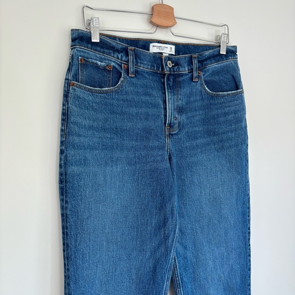 Abercrombie Curve Love 90’s Straight Mid Rise Raw Hem Jeans 8 - Picture 5 of 13